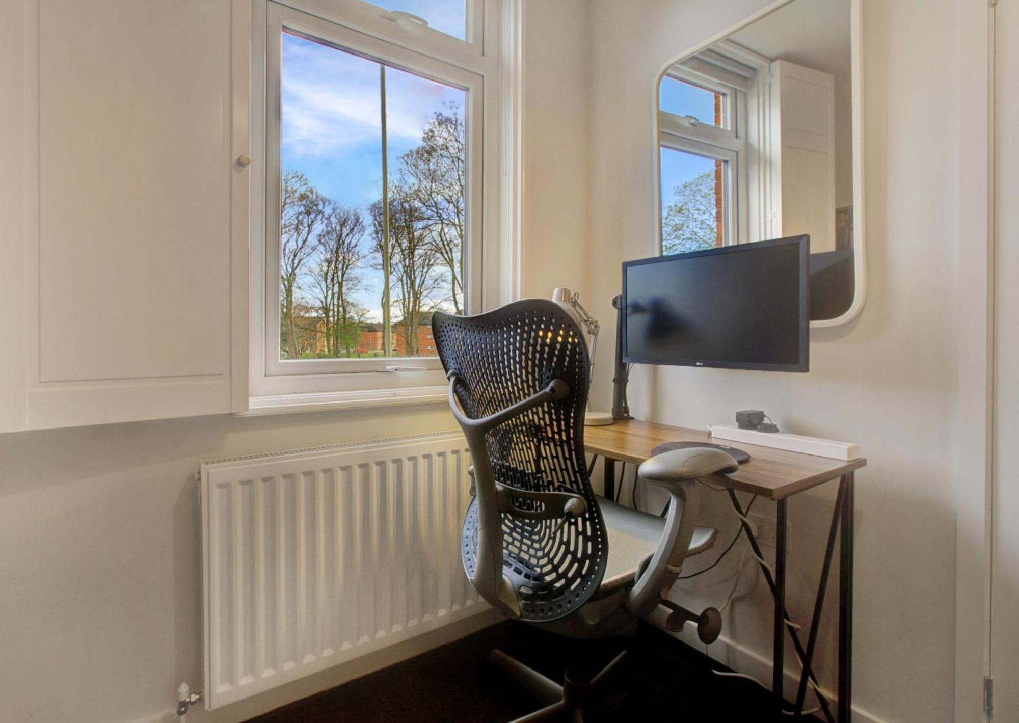 Stylish, Business Traveller Friendly Apartment, With Free Parking And Netflix Farnborough  Eksteriør bilde