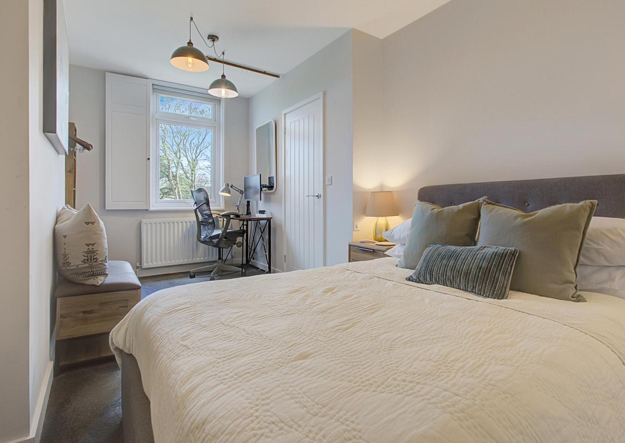 Stylish, Business Traveller Friendly Apartment, With Free Parking And Netflix Farnborough  Eksteriør bilde